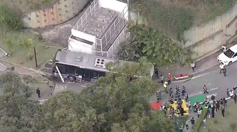 O incidente envolveu 16 veículos — sendo um ônibus, que apresentou falha no sistema de frenagem, duas motocicletas e os demais automóveis.