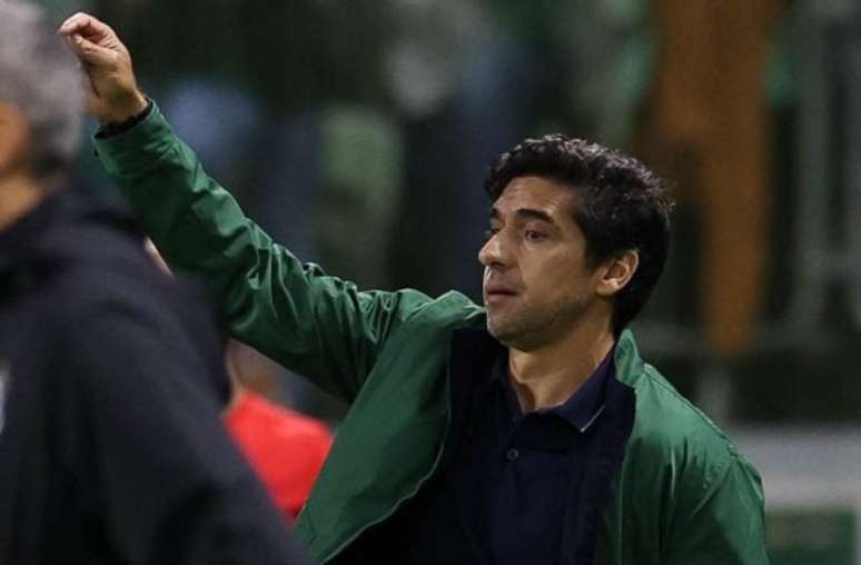 Palmeiras espera ter o retorno de Vitor Roque contra o Vitória –