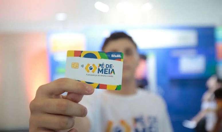 No programa P&eacute; de Meia, alunos do Ensino M&eacute;dio recebem R$ 200 mensais, mais R$ 1 mil a cada ano conclu&iacute;do e um adicional de R$ 200 se prestarem o Enem