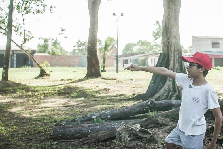 João mostra praça como ajudou a transformar praça de Outeiro - antes, cheia de lixo