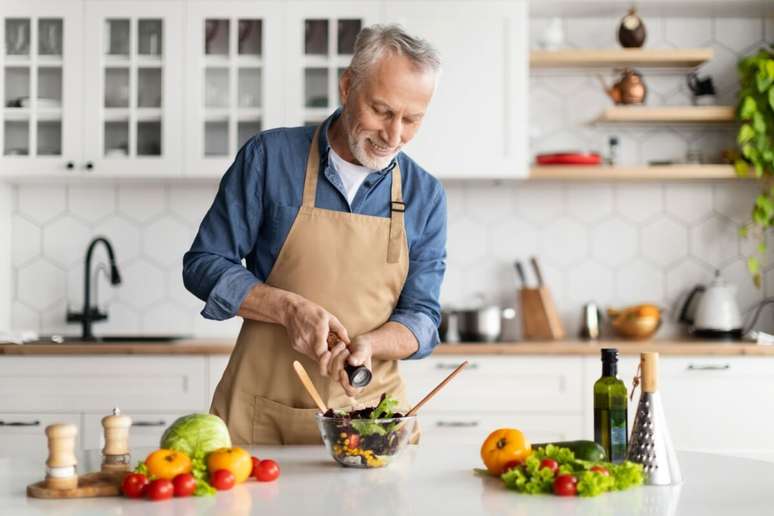 O cuidado com a alimentação é fundamental para os homens na andropausa 