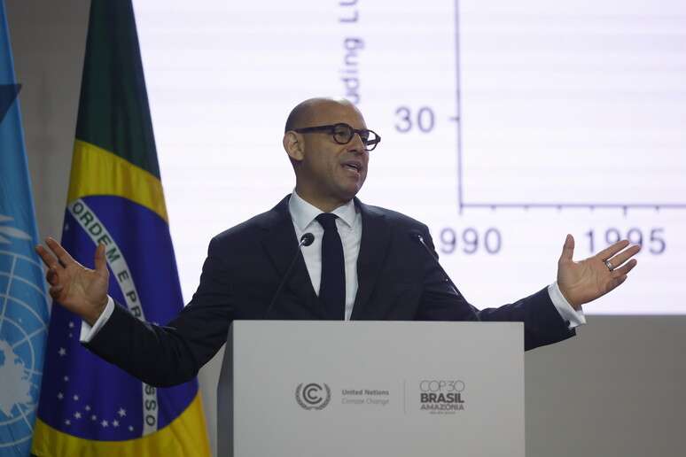 Simon Stiell discursou na COP30, em Belém, nesta segunda