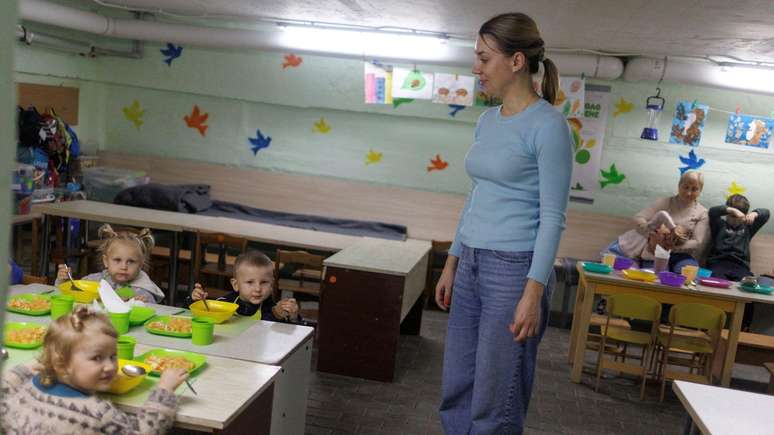 Crian&ccedil;as ucranianas em abrigo antia&eacute;reo durante um alerta