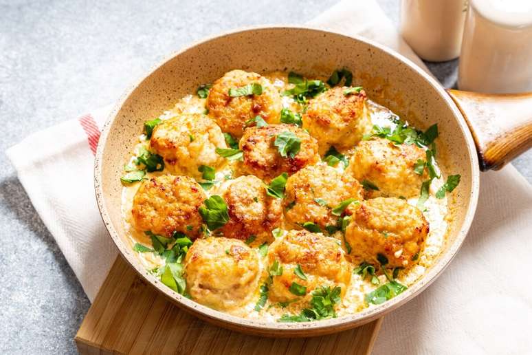 Almôndegas de frango ao molho de iogurte