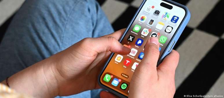 Maioria dos brasileiros evita usar celular na rua