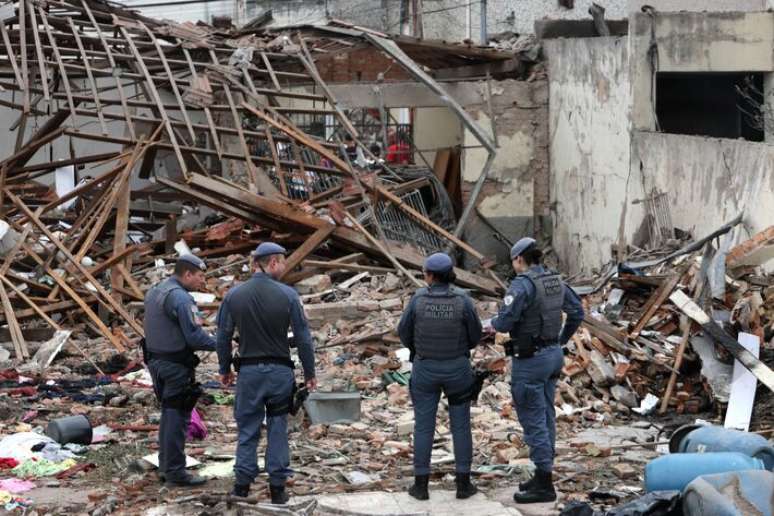 Policiais em área que ficou destruída após explosão que ocorreu na última quinta-feira, 13, em uma casa no Tatuapé