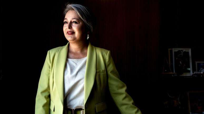 Jeannette Jara foi parte do governo durante o segundo mandato de Michelle Bachelet (2014-2018), hoje sua amiga