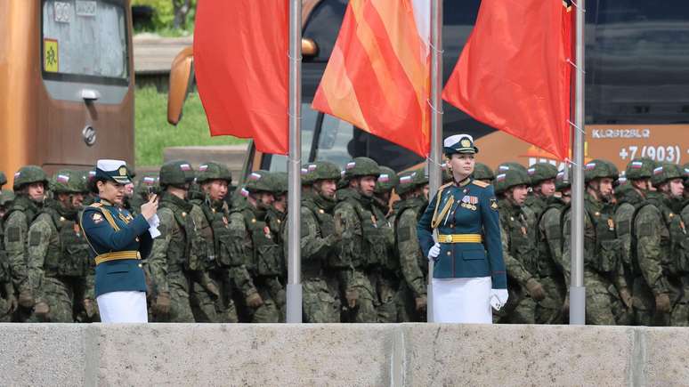 Soldados russos que lutaram na Ucr&acirc;nia participam dos preparativos para um desfile militar em Moscou que marca o anivers&aacute;rio da vit&oacute;ria sobre a Alemanha nazista na 2&ordf; Guerra