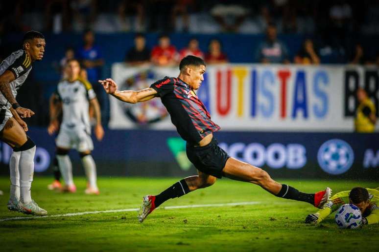 Lucas Barbosa se estica para abrir o placar –