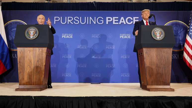 Putin e Trump falaram apenas com jornalistas e n&atilde;o responderam a perguntas na coletiva de imprensa de agosto, no Alasca