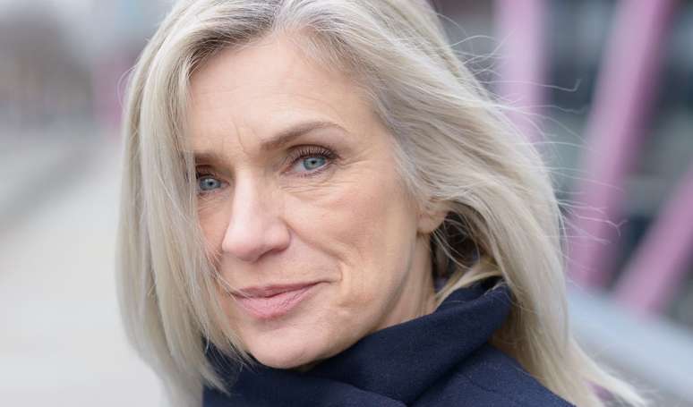 Se eu arrancar um fio branco, vai nascer mais no mesmo lugar? Mitos e verdades sobre cabelos grisalhos que vão te surpreender, segundo especialista.