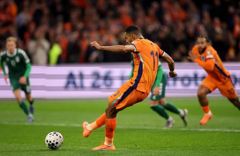 Gakpo cobrando p&ecirc;nalti 