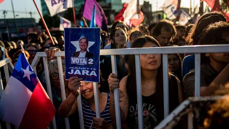 Jara terá agora a tarefa de conquistar votos da centro-direita e atenuar, com seu perfil pragmático, o medo do comunismo fomentado pela oposição