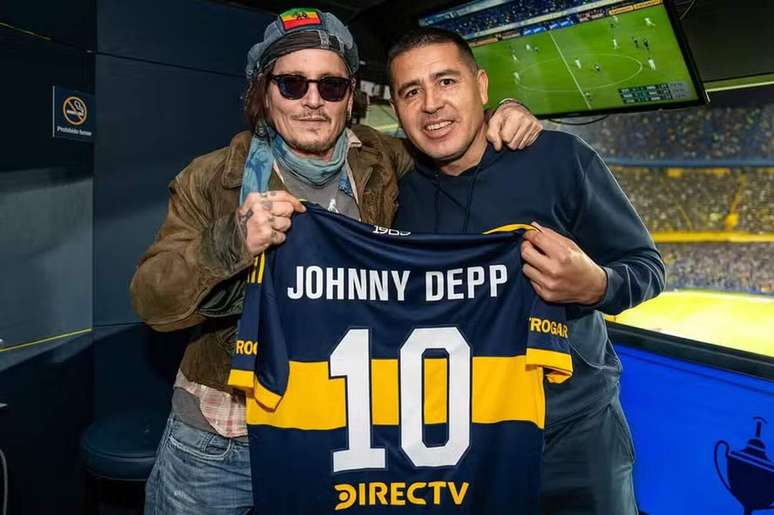 Johnny Depp recebe uniforme do Boca Jrs. ap&oacute;s vit&oacute;ria &ndash;