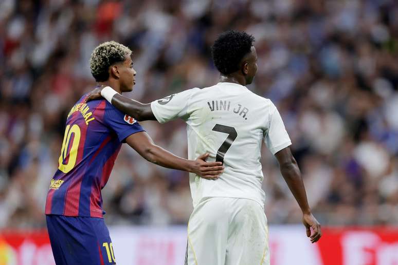 Lamine Yamal e Vini Jr. durante El Clássico 