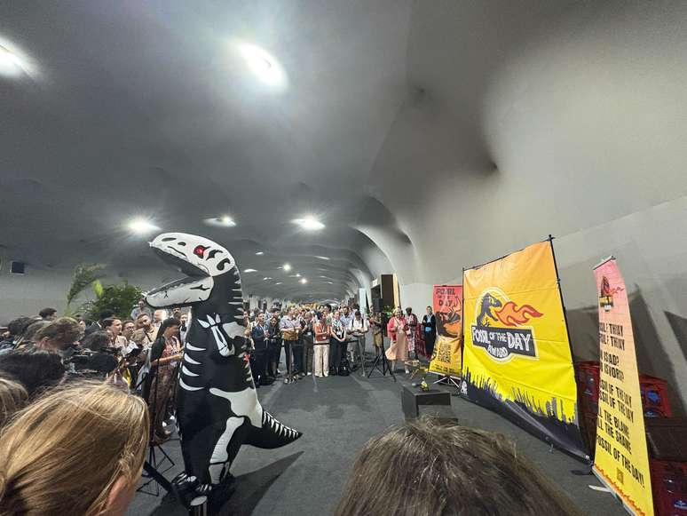 Público começa a se unir para acompanhar o “Fóssil do Dia”