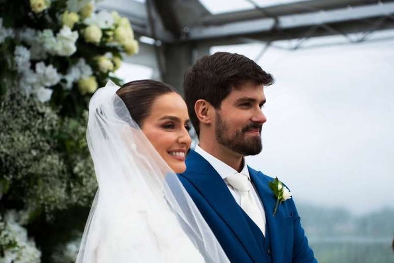 Djessi e Eric Surita durante cerimônia de casamento
