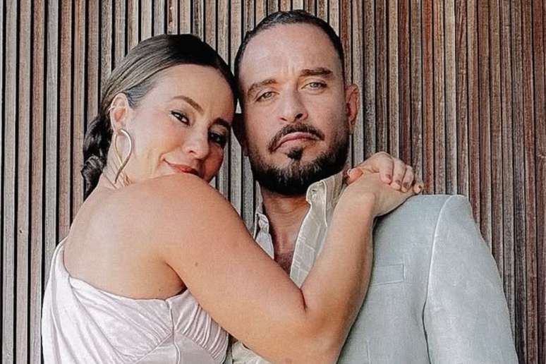 Paolla Oliveira e Diogo Nogueira posam juntinhos em casamento