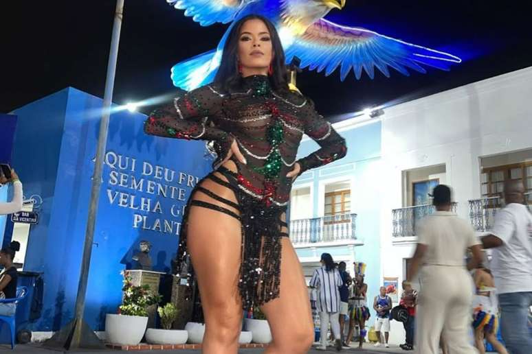 Luciene usa look carnavalesco para evento na Portela