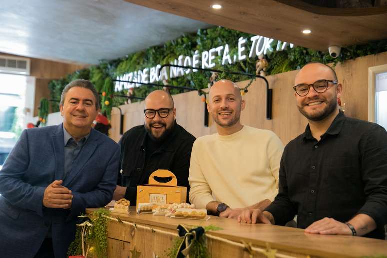 பங்குதாரர்கள் (இடமிருந்து வலமாக): ஜோஸ் கார்லோஸ் செமென்சாடோ, SMZTO குழுவிலிருந்து, டியாகோ அப்ரவானல், டிட்டோ பார்செலோஸ் மற்றும் லியோனார்டோ மாசிடோ