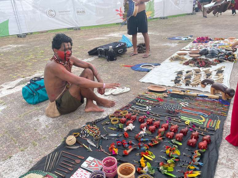 Indígenas da Bahia vendem artesanatos na COP30 em Belém (PA)