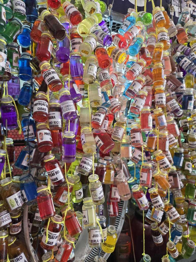 Nomes peculiares dos perfumes e banhos de cheiro, como "Passa no Enem" e "Chama Gringo", despertam curiosidade de turistas em Belém durante a COP30