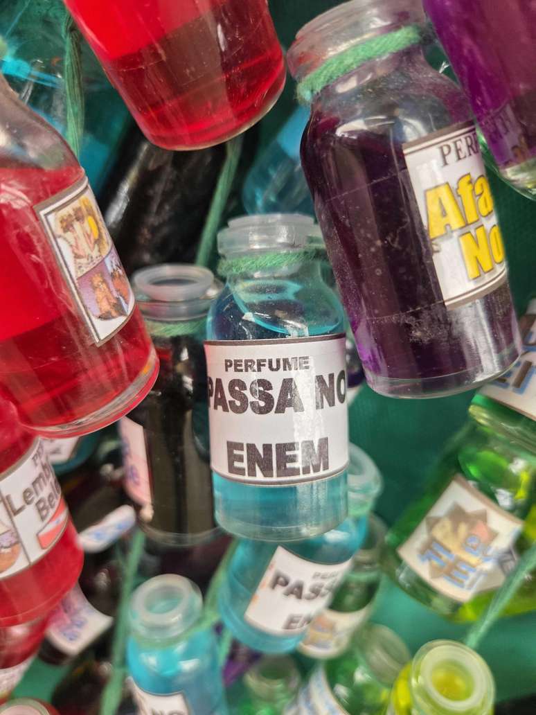 "Passa no Enem" é um dos banhos de cheiro vendidos no mercado Ver-o-Peso em Belém