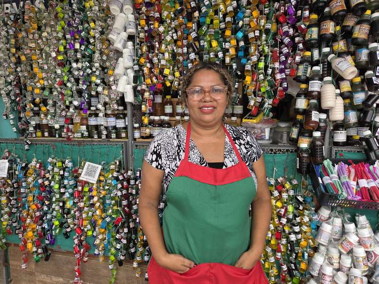 Izabel Barbosa pertence à quarta geração de erveiras da família e trabalha no mercado do Ver-o-Peso, em Belém, desde os 11 anos
