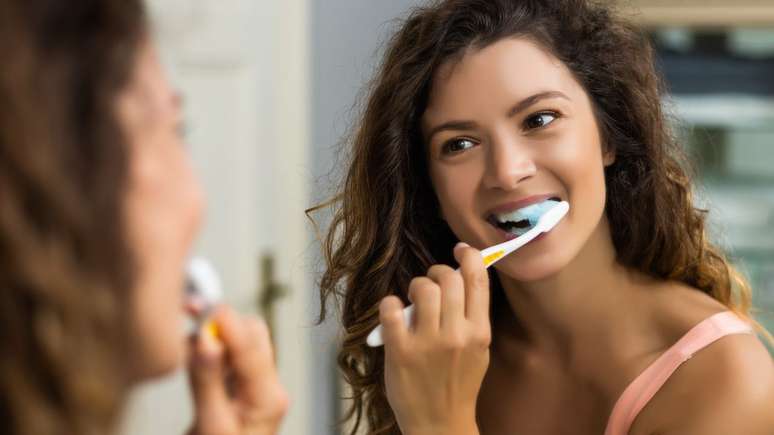 Especialistas falam sobre a importância de escovar os dentes e passar fio dental