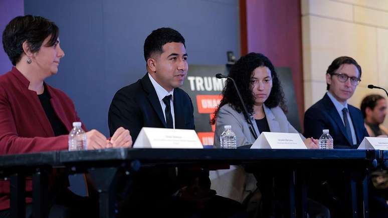 Alejandro Barranco (segundo da esquerda), veterano do Corpo de Fuzileiros Navais dos EUA e filho de Narciso Barranco, fala no Capit&oacute;lio dos Estados Unidos em 22 de julho de 2025