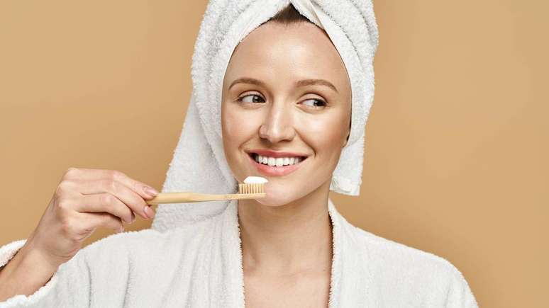 O Dr. Praveen Sharma compartilhou alguns conselhos, e, entre eles, revelou a frequência e horário ideal para escovar os dentes