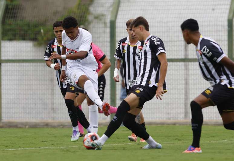 Paulinho pode ter sua primeira oportunidade no time principal do Tricolor &ndash;