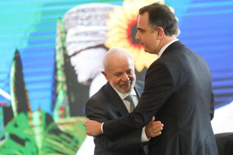 LULA BRASÍLIA DF 21.08.2024 LULA/ PACTO TRANSFORMAÇÃO ECOLÓGICA POLÍTICA OE - O presidente da República Luiz Inácio Lula da Silva, durante cerimônia de assinatura do Pacto pela Transformação Ecológica entre os Três Poderes do Estado Brasileiro, realizada na tarde desta quarta-feira 21 de Agosto no Palácio do Planalto em Brasília. Na foto, o presidente Lula e o presidente do senado federal Rodrigo Pacheco. FOTO: WILTON JUNIOR/ESTADÃO