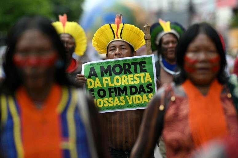 Protesto contra crise climática à margem da COP30, em Belém