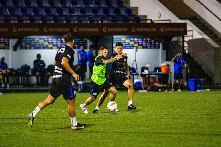 Eliminado El Salvador treina para o jogo de despedida das Eliminat&oacute;rias. Afinal, o time n&atilde;o tem chances de classifica&ccedil;&atilde;o &agrave; Copa.&nbsp; Divulga&ccedil;&atilde;o FESFUT
