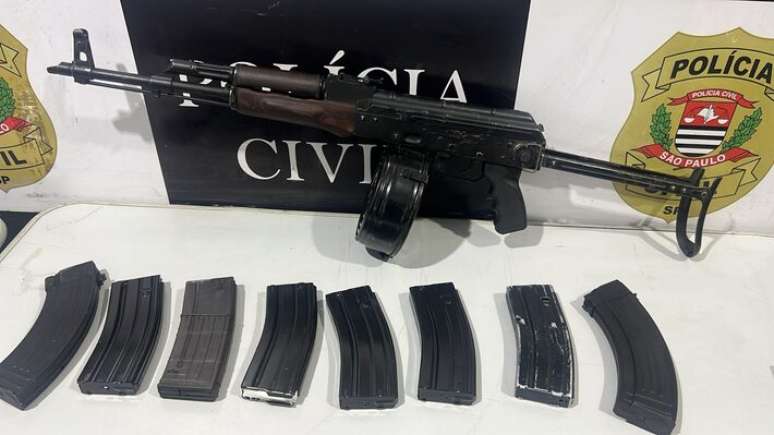 Fuzil e carregadores que seriam enviados para facção criminosa.