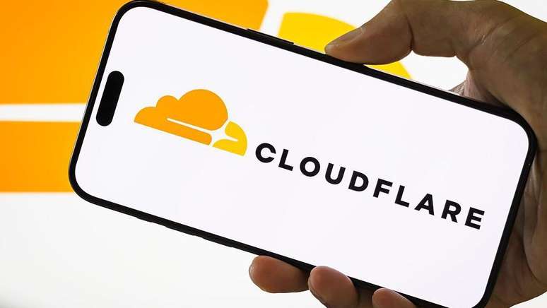 Logotipo da Cloudflare em um celular