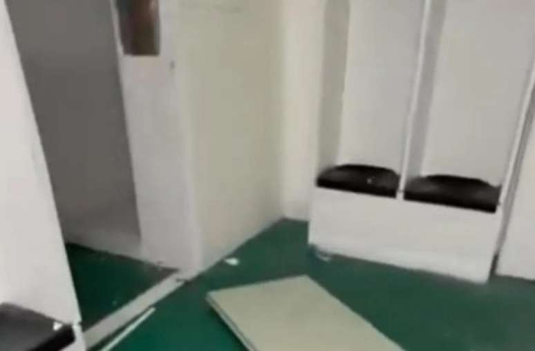 - Reprodução de Vídeo - Legenda: Vestiário do Deportivo Madryn foi vandalizado pela comitiva do Morón