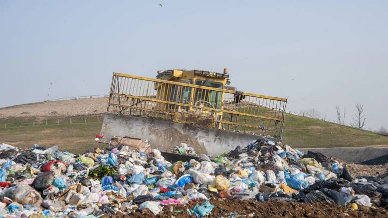 O chorume não é apenas um problema no lixo: é uma ameaça silenciosa ao meio ambiente e à saúde humana – depositphotos.com / massimo1g