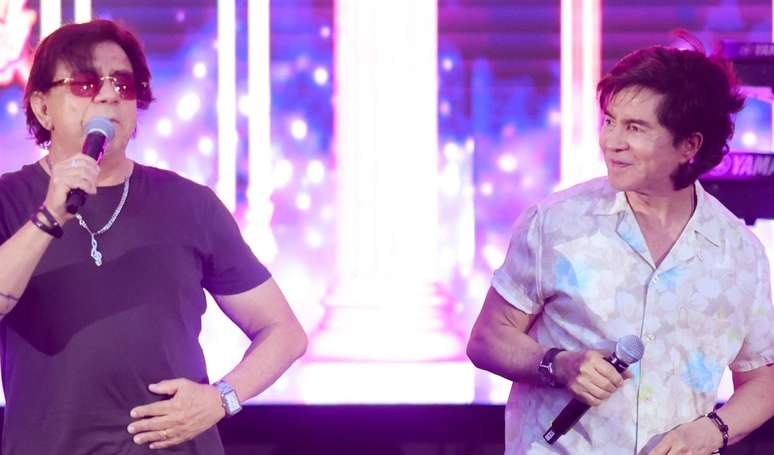 Chitãozinho reúne mulher, os três filhos, nora e neto, com a namorada, em foto rara durante cruzeiro.