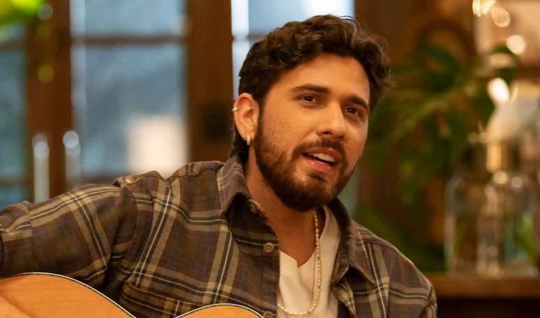 Gustavo Mioto beija ex-BBB durante viagem 11 meses após fim de namoro com Ana Castela e ganha torcida na web: 'Tem que ser feliz'.