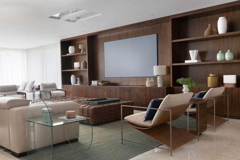 A madeira escura confere sofisticação e elegância à decoração