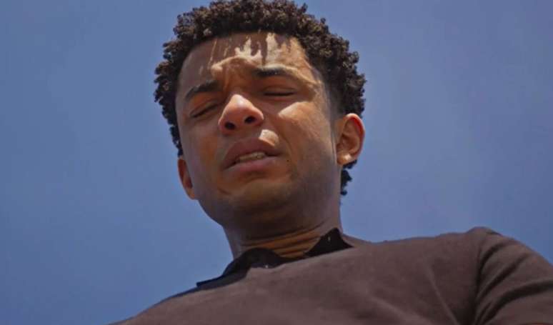 Samuel (Juan Paiva) fica bêbado por ciúme de Leona (Clara Moneke) com Marlon (Humberto Morais) em Dona de Mim.