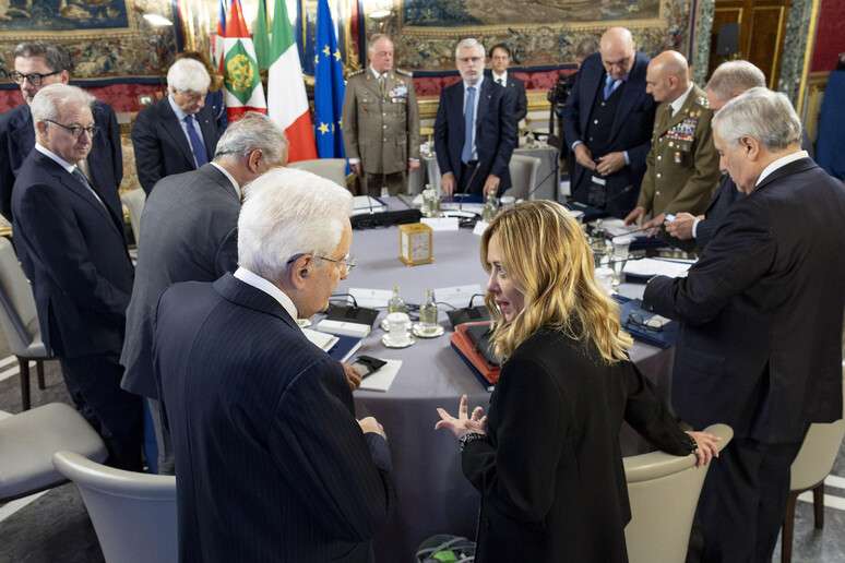 Mattarella e Meloni durante reunião do Conselho Supremo de Defesa, em Roma