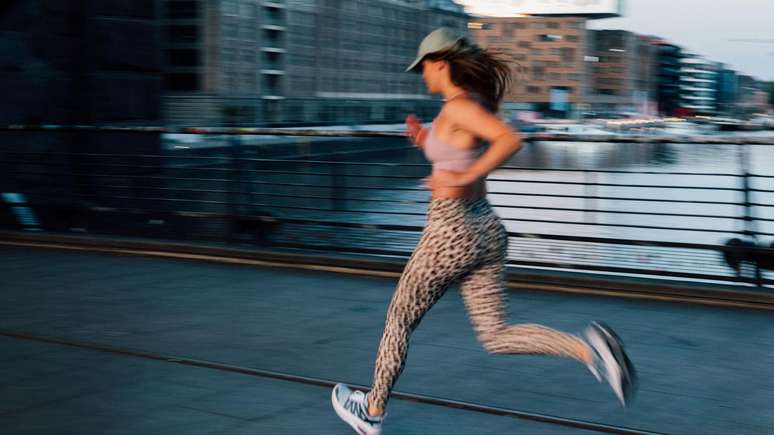 Mulher correndo em uma ponte