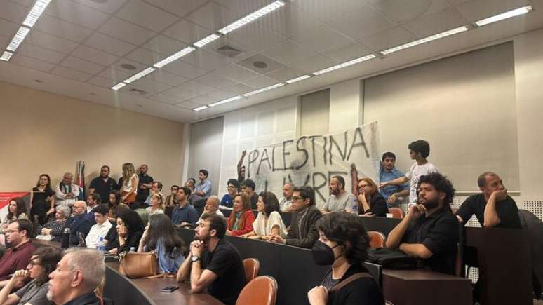 Faixa pró-Palestina foi aberta durante a palestra de André Lajst na Faculdade de Direito da USP.