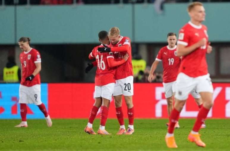 Dzeko tenta jogada no ataque da Bósnia – Christian Hofer/Getty Images