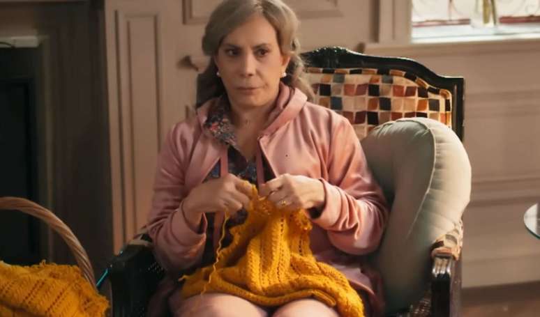 Josefa (Arlete Salles) dirá que vai terminar o cachecol no dia em que Rogério (Eduardo Moscovis) voltar da morte.