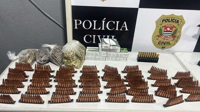 Armamento encontrado pela polícia no litoral de SP.