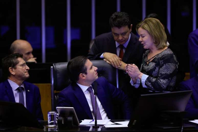 O presidente da Câmara, Hugo Motta, durante sessão ao lado da ministra Gleisi Hoffmann